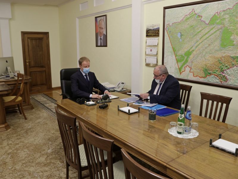 Губернатор Виктор Томенко провел рабочую встречу с руководителем Управления Росреестра по Алтайскому краю Губернатор Виктор Томенко провел рабочую встречу с руководителем Управления Росреестра по Алтайскому краю