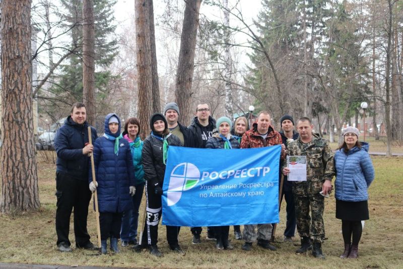Сотрудники Управления Росреестра по Алтайскому краю облагородили территорию «Дома ветеранов» Сотрудники Управления Росреестра по Алтайскому краю облагородили территорию «Дома ветеранов»