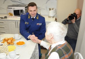 Во ходе рабочего визита в Алтайский край заместитель Генерального прокурора России Дмитрий Демешин поздравил с новосельем и вручил ключи от квартиры вдове ветерана Великой Отечественной войны