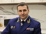 Во ходе рабочего визита в Алтайский край заместитель Генерального прокурора России Дмитрий Демешин поздравил с новосельем и вручил ключи от квартиры вдове ветерана Великой Отечественной войны