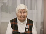 Во ходе рабочего визита в Алтайский край заместитель Генерального прокурора России Дмитрий Демешин поздравил с новосельем и вручил ключи от квартиры вдове ветерана Великой Отечественной войны
