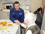 Во ходе рабочего визита в Алтайский край заместитель Генерального прокурора России Дмитрий Демешин поздравил с новосельем и вручил ключи от квартиры вдове ветерана Великой Отечественной войны
